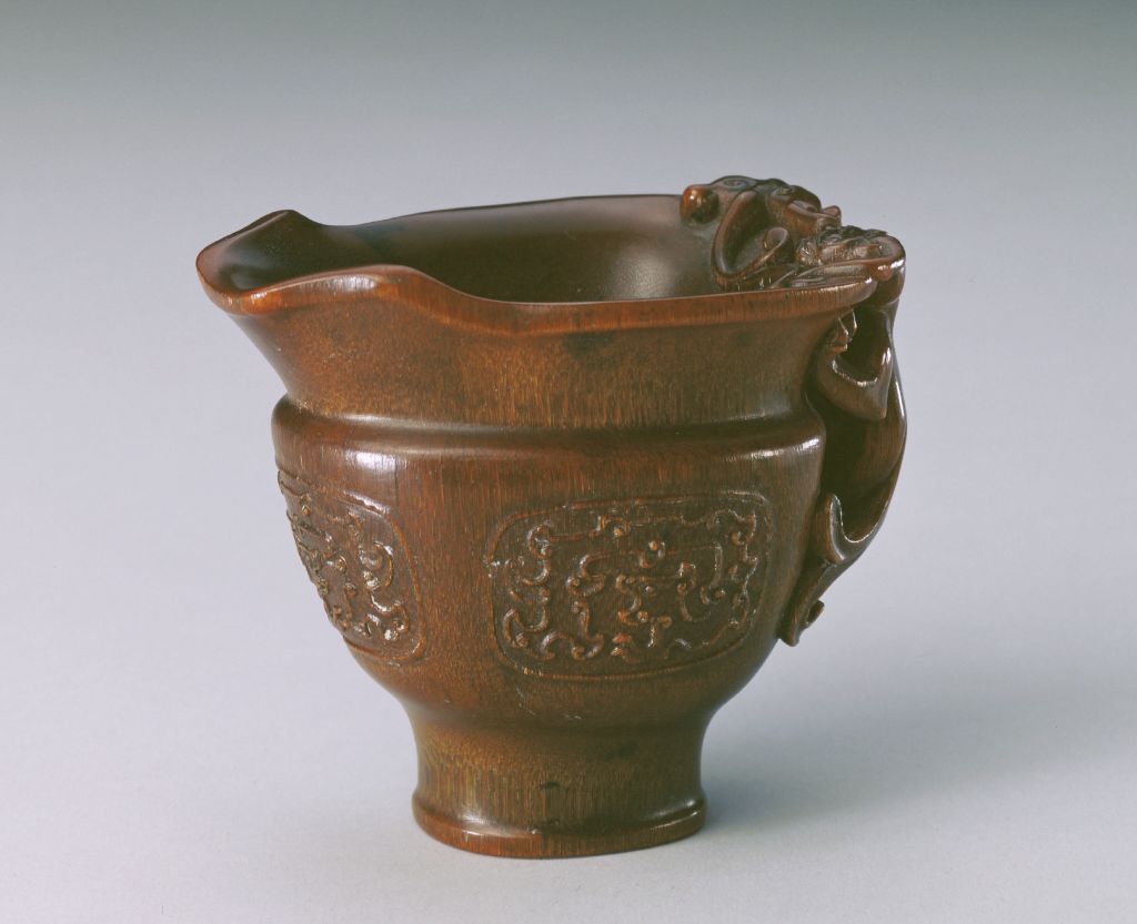 犀角雕双螭柄仿古螭虎纹杯局部